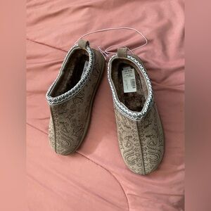 Size 9.5 Cozy Brown Slip-On mens Shoes